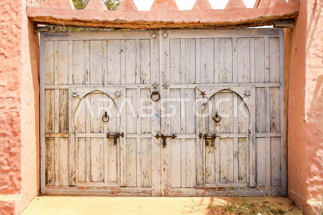 باب آثري قديم في مدينة جدة بأسلوب تاريخي عربي ، معالم بارزة في جدة ، معالم سياحة في المملكة العربية السعودية