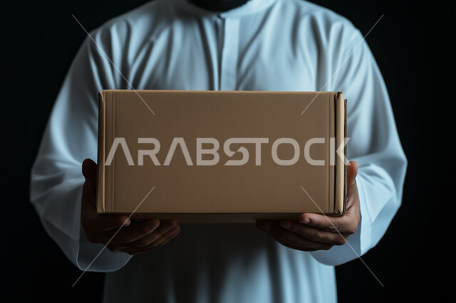 طلب المنتجات عبر الانترنت ،  عملية التوصيل الامنة والموثوقة ، شاب عربي سعودي خليجي يقوم بتسليم الطلبات للزبائن ، خدمات الشحن و التوصيل ذات الجودة العالية توصيل الطلبيات بالوقت المحدد و بشكل سليم