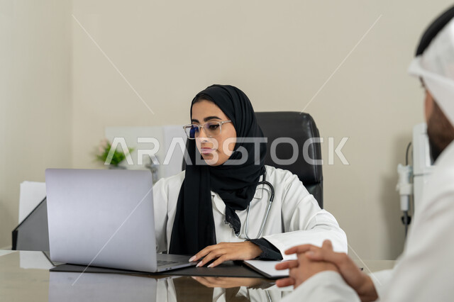 العمل في القطاعات الصحية, الاطلاع على نتائج التحاليل, تقديم الاستشارات في المراكز الطبيه في الامارات العربية المتحدة, متابعة السجل الطبي للمراجعين, بورتريه لطبيبة عربية خليجية اماراتية محجبة ترتدي المعطف الطبي تقوم بوصف الحالة المرضية للمريض, خلفية بيج