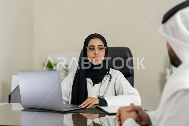 العمل في القطاعات الصحية, الاطلاع على نتائج التحاليل, تقديم الاستشارات في المراكز الطبيه في الامارات العربية المتحدة, متابعة السجل الطبي للمراجعين, بورتريه لطبيبة عربية خليجية اماراتية محجبة ترتدي المعطف الطبي تقوم بوصف الحالة المرضية للمريض, خلفية بيج
