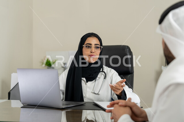 العمل في القطاعات الصحية, الاطلاع على نتائج التحاليل, تقديم الاستشارات في المراكز الطبيه في الامارات العربية المتحدة, متابعة السجل الطبي للمراجعين, بورتريه لطبيبة عربية خليجية اماراتية محجبة ترتدي المعطف الطبي تقوم بوصف الحالة المرضية للمريض, خلفية بيج