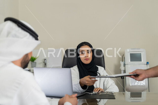متابعة السجل الطبي للمراجعين, العمل في القطاعات الصحية, الاطلاع على نتائج التحاليل, تقديم الاستشارات في المراكز الطبيه في الامارات العربية المتحدة, بورتريه لطبيبة عربية خليجية اماراتية محجبة ترتدي المعطف الطبي تقوم بوصف الحالة المرضية للمريض, خلفية بيج