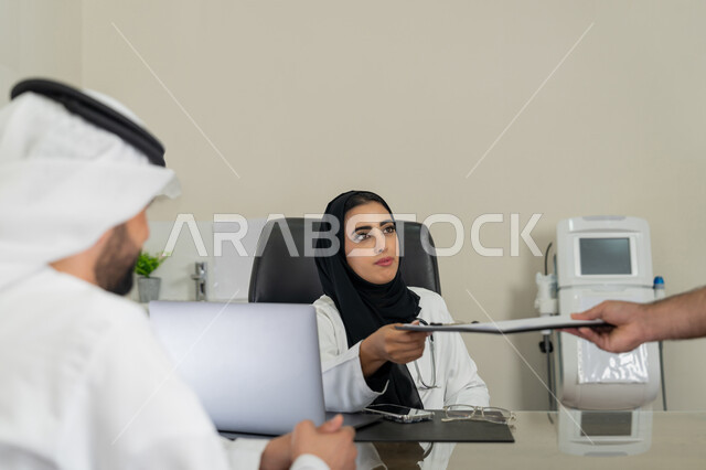 متابعة السجل الطبي للمراجعين, العمل في القطاعات الصحية, الاطلاع على نتائج التحاليل, تقديم الاستشارات في المراكز الطبيه في الامارات العربية المتحدة, بورتريه لطبيبة عربية خليجية اماراتية محجبة ترتدي المعطف الطبي تقوم بوصف الحالة المرضية للمريض, خلفية بيج