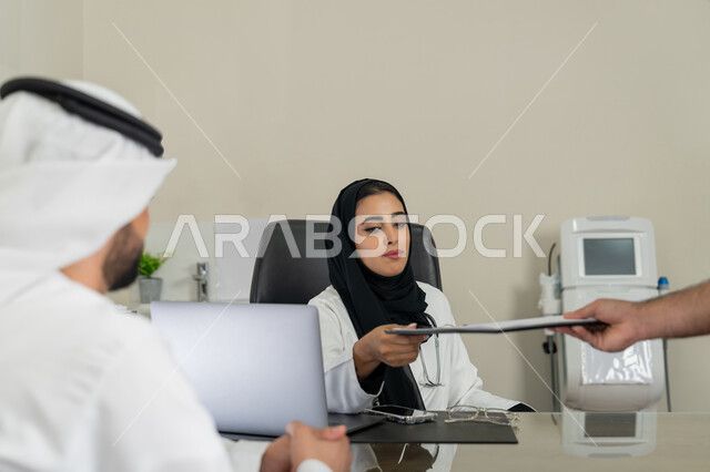 متابعة السجل الطبي للمراجعين, العمل في القطاعات الصحية, الاطلاع على نتائج التحاليل, تقديم الاستشارات في المراكز الطبيه في الامارات العربية المتحدة, بورتريه لطبيبة عربية خليجية اماراتية محجبة ترتدي المعطف الطبي تقوم بوصف الحالة المرضية للمريض, خلفية بيج