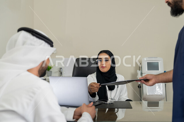 متابعة السجل الطبي للمراجعين, العمل في القطاعات الصحية, الاطلاع على نتائج التحاليل, تقديم الاستشارات في المراكز الطبيه في الامارات العربية المتحدة, بورتريه لطبيبة عربية خليجية اماراتية محجبة ترتدي المعطف الطبي تقوم بوصف الحالة المرضية للمريض, خلفية بيج