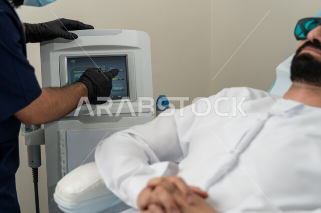 شاشة جهاز طبي تعرض معلومات وبيانات لعلاج المرضى, حجره مجهزه بالأدوات الطبيه الحديثه، استخدام التقنيه والتكنولوجيا في العلاج، عيادات ومراكز صحيه متطوره، غرفه حديثه للفحص والتشخيص في المستشفى