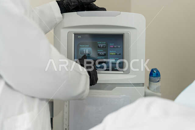 حجره مجهزه بالأدوات الطبيه الحديثه، صورة مقربة لشاشة جهاز طبي تعرض معلومات وبيانات لعلاج المرضى, استخدام التقنيه والتكنولوجيا في العيادات والمراكز الصحيه المتطوره، غرفه حديثه للفحص والتشخيص في مستشفى الامارات العربية المتحدة