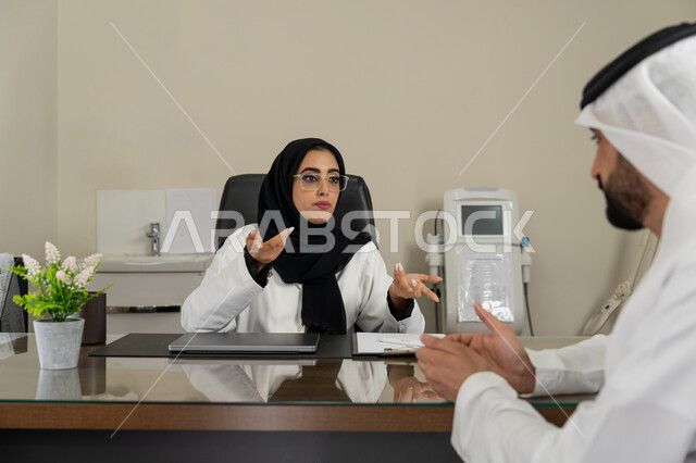 الاطلاع على نتائج التحاليل, تقديم الاستشارات في المراكز الطبيه في الامارات العربية المتحدة, متابعة السجل الطبي للمراجعين, العمل في القطاعات الصحية, بورتريه لطبيبة عربية خليجية اماراتية محجبة ترتدي المعطف الطبي تقوم بوصف الحالة المرضية للمريض, خلفية بيج