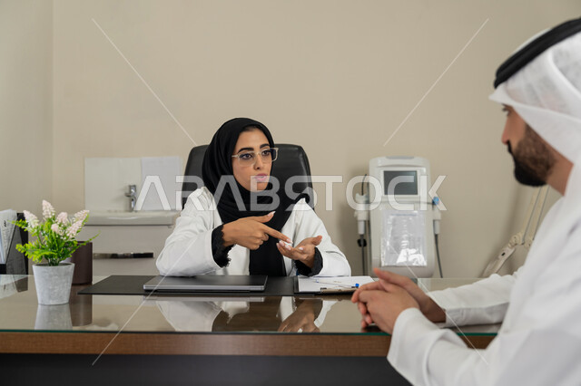 الاطلاع على نتائج التحاليل, تقديم الاستشارات في المراكز الطبيه في الامارات العربية المتحدة, متابعة السجل الطبي للمراجعين, العمل في القطاعات الصحية, بورتريه لطبيبة عربية خليجية اماراتية محجبة ترتدي المعطف الطبي تقوم بوصف الحالة المرضية للمريض, خلفية بيج