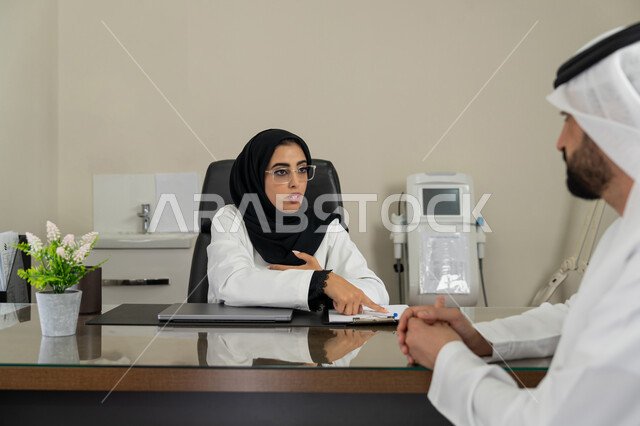 الاطلاع على نتائج التحاليل, تقديم الاستشارات في المراكز الطبيه في الامارات العربية المتحدة, متابعة السجل الطبي للمراجعين, العمل في القطاعات الصحية, بورتريه لطبيبة عربية خليجية اماراتية محجبة ترتدي المعطف الطبي تقوم بوصف الحالة المرضية للمريض, خلفية بيج