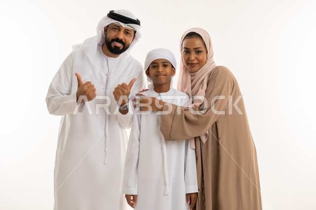 الترابط الأسري والحفاظ على الاستقرار العائلي، تعابير الإعجاب والقبول، رعاية الآباء بأبنائهم والاهتمام بهم، بورتريه مقرب لعائلة عربية اماراتية رجل يرفع اصبع الابهام للأعلى بهدف الرضا والموافقة، النظر للكاميرا بإيماءات السعادة، خلفية بيضاء