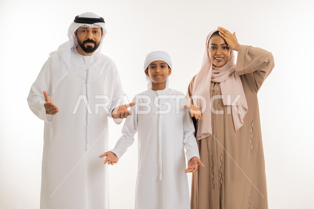 التفاجؤ من أمر معين، الشعور بالدهشة والصدمة والذهول، النظر الى الكاميرا بتعابير التعجب والاستغراب، التساؤل والاستفسارمن شيء ما، بورتريه مقرب لعائلة عربية خليجية اماراتية يرفعون أيديهم بإشارة الانبهار وعدم التصديق، خلفية بيضاء