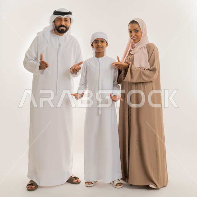 التساؤل والاستغراب والاستفسار من شيء ما، التردد وعدم الثقة بالنفس بخصوص أمر معين، الغموض وعدم الوضوح، بورتريه لعائلة عربية خليجية اماراتية يرفعون أيديهم للأعلى دلالة على الجهل وعدم المعرفة، النظر للكاميرا بإيماءات الحيرة، صورة الجسم بالطول الكامل، خلفية بيضاء