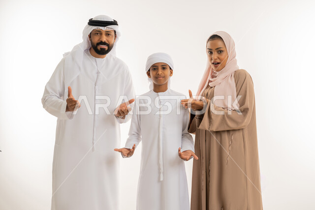 التردد وعدم الثقة بالنفس بخصوص أمر معين، التساؤل والاستغراب والاستفسار من شيء ما، الغموض وعدم الوضوح، بورتريه مقرب لعائلة عربية خليجية اماراتية يرفعون أيديهم للأعلى دلالة على الجهل وعدم المعرفة، النظر للكاميرا بإيماءات الحيرة، خلفية بيضاء