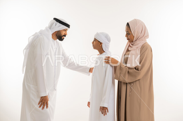 رعاية الآباء بأبنائهم والاهتمام بهم، الحفاظ على الاستقرار العائلي، النقاش والحوار بين أفراد الأسرة، الألفة والمحبة والترابط الأسري، بورتريه مقرب لعائلة عربية خليجية اماراتية يتبادلون الأخبار والأحاديث، تعابير السعادة والسرور، خلفية بيضاء