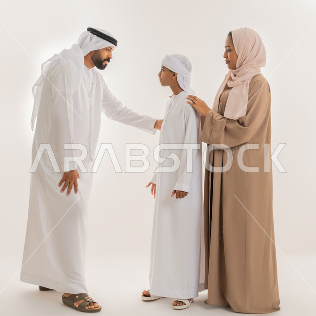 الحفاظ على الاستقرار العائلي، النقاش والحوار بين أفراد الأسرة، الألفة والمحبة والترابط الأسري، رعاية الآباء بأبنائهم والاهتمام بهم، بورتريه لعائلة عربية خليجية اماراتية يتبادلون الأخبار والأحاديث، تعابير السعادة والسرور، صورة الجسم بالطول الكامل، خلفية بيضاء