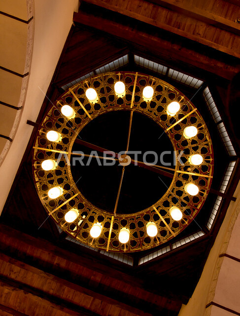 سقف مسجد خشبي مزين بالأضواء المعلقة ، تصاميم تراثية اسلامية ، مدينة جدة التاريخية ، السعودية