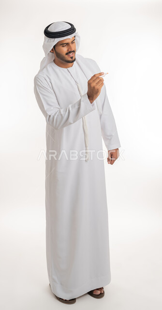 الإستعداد لكتابة شيء ما على الهواء، استخدام أقلام الهايلايتر لتحديد الأشياء و النقاط المهمة، بورتريه لرجل عربي خليجي اماراتي يرتدي الكندورة البيضاء يستخدم القلم لتدوين الملاحظات والأفكار، خلفية بيضاء
