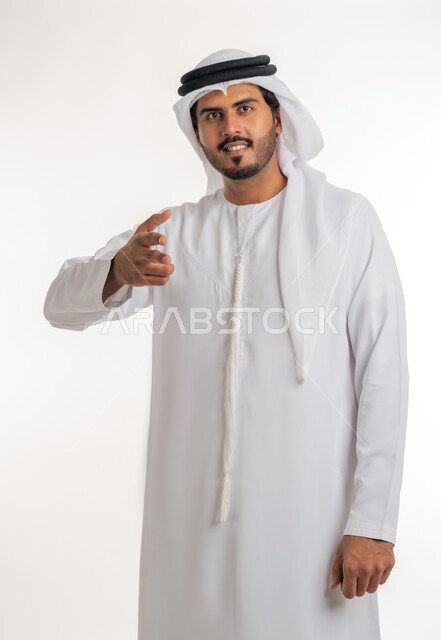 مفهوم الاستقبال والترحيب، إلقاء التحيه والسلام، بورتريه مقرب لرجل عربي خليجي إماراتي  يرتدي الكندورة والغترة البيضاء ينظر يمد يده بإيماءات المصافحة، التعارف و الصداقه وتكوين العلاقات، خلفية بيضاء