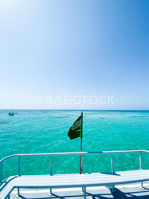 إطلالة مميزة على جزيرة بياضه في مدينة جدة بالمملكة العربية السعودية ، صورة لعلم السعودية على اليخت ، الواجهة البحرية الطبيعية الخلابة ، السياحة بالسعودية