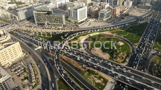 ميدان القاهرة , تصوير من أعلى لحركة سير السيارات في ميدان القاهرة على الطريق السريع في مدينة الرياض في المملكة العربية السعودية , طرق متقاطعة في ميدان القاهرة في مدينة الرياض