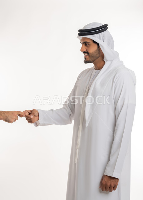 إلقاء التحيه والسلام، مفهوم الاستقبال والترحيب، بورتريه لرجل عربي خليجي إماراتي يرتدي الكندورة والغترة  يمد يده بإيماءات المصافحة، التعارف و الصداقه وتكوين العلاقات، خلفية بيضاء