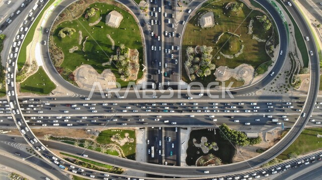 ميدان القاهرة , تصوير من أعلى لحركة سير السيارات في ميدان القاهرة على الطريق السريع في مدينة الرياض في المملكة العربية السعودية , طرق متقاطعة في ميدان القاهرة في مدينة الرياض