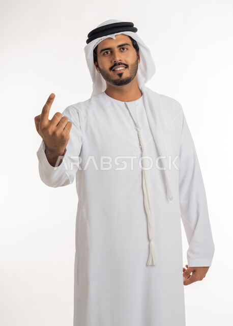 الدلالة على مكان عنصر،  الإشارة و التوضيح إلى شيء ما, تحديد موقع معين، بورتريه لرجل عربي خليجي إماراتي يرتدي الكندورة و الغترة البيض يشير بإصبع السبابة إلى شيء ما، خلفية بيضاء