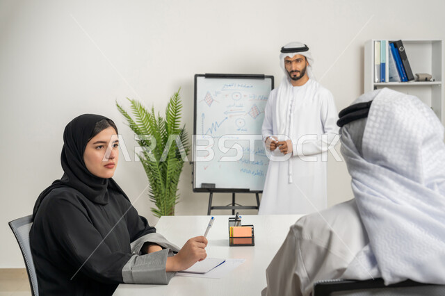 العمل الجماعي وروح الفريق الواحد، مفهوم الإدارة المتعاونة، وضع الخطط الاستراتيجية لتحقيق الأهداف، مجموعة من الموظفين العرب الخليجيين الاماراتيين يعقدون اجتماع داخل مقر الشركة، تعلم اساليب العمل والتطوير المهني، مهن ووظائف ادارية مكتبية، المساواة بين الرجل الامرأة