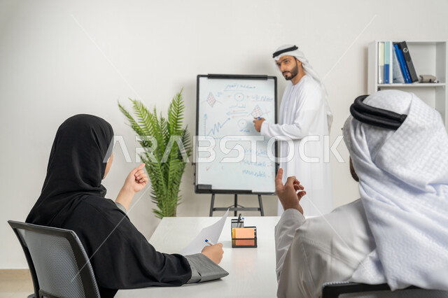العمل الجماعي وروح الفريق الواحد، مفهوم الإدارة المتعاونة، وضع الخطط الاستراتيجية لتحقيق الأهداف، مجموعة من الموظفين العرب الخليجيين الاماراتيين يعقدون اجتماع داخل مقر الشركة، تعلم اساليب العمل والتطوير المهني، مهن ووظائف ادارية مكتبية، المساواة بين الرجل الامرأة