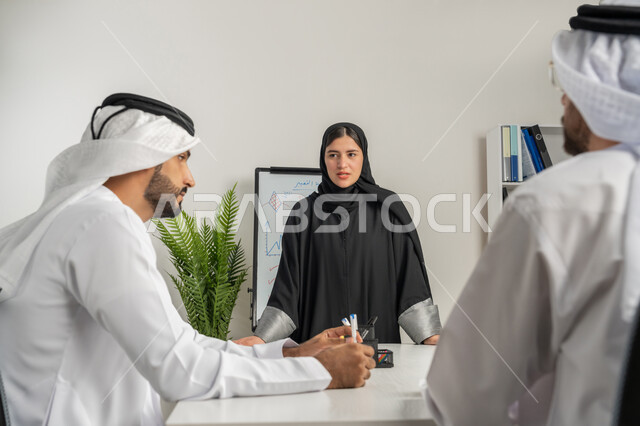 العمل الجماعي وروح الفريق الواحد، التفاهم والتعاون بين الزملاء ووضع الخطط الاستراتيجية لتحقيق الأهداف، ضمان فهم واضح وشامل للاعمال، مجموعة من الموظفين العرب الخليجيين الاماراتيين يعقدون اجتماع داخل مقر الشركة، تعلم اساليب العمل والتطوير المهني
