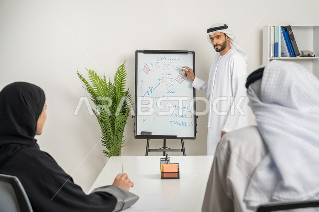 استخدام السبورة لتوضيح الأفكار، وضع الخطط الاستراتيجية لتحقيق الأهداف، مجموعة من الموظفين العرب الخليجيين الاماراتيين يعقدون اجتماع داخل مقر الشركة، تعلم اساليب العمل والتطوير المهني، مهن ووظائف ادارية مكتبية، العمل الجماعي وروح الفريق، مفهوم الإدارة المتعاونة