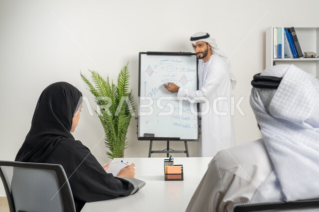 مفهوم الإدارة المتعاونة، وضع الخطط الاستراتيجية لتحقيق الأهداف، مجموعة من الموظفين العرب الخليجيين الاماراتيين يعقدون اجتماع داخل مقر الشركة، تعلم اساليب العمل والتطوير المهني، مهن ووظائف ادارية مكتبية، المساواة بين الرجل الامرأة، العمل الجماعي وروح الفريق الواحد