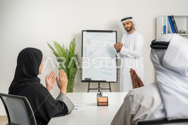 وضع الخطط الاستراتيجية لتحقيق الأهداف، استخدام السبورة لتوضيح الأفكار، مجموعة من الموظفين العرب الخليجيين الاماراتيين يعقدون اجتماع داخل مقر الشركة، تعلم اساليب العمل والتطوير المهني، مهن ووظائف ادارية مكتبية، العمل الجماعي وروح الفريق، مفهوم الإدارة المتعاونة