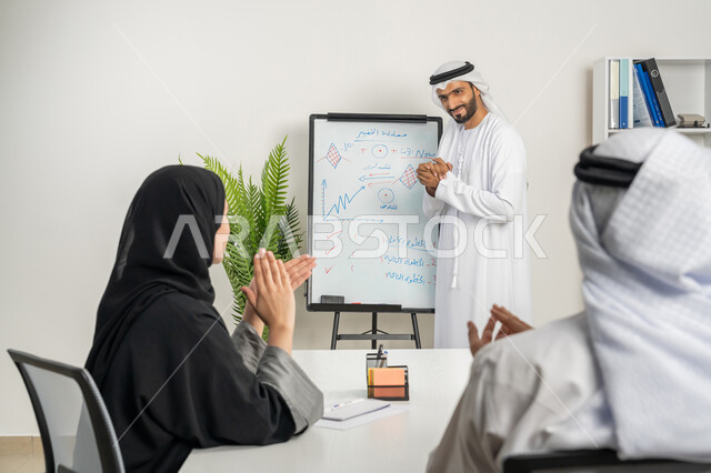 وضع الخطط الاستراتيجية لتحقيق الأهداف، استخدام السبورة لتوضيح الأفكار، مجموعة من الموظفين العرب الخليجيين الاماراتيين يعقدون اجتماع داخل مقر الشركة، تعلم اساليب العمل والتطوير المهني، مهن ووظائف ادارية مكتبية، العمل الجماعي وروح الفريق، مفهوم الإدارة المتعاونة
