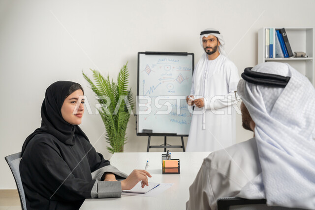 مفهوم الإدارة المتعاونة، وضع الخطط الاستراتيجية لتحقيق الأهداف، مجموعة من الموظفين العرب الخليجيين الاماراتيين يعقدون اجتماع داخل مقر الشركة، تعلم اساليب العمل والتطوير المهني، مهن ووظائف ادارية مكتبية، المساواة بين الرجل الامرأة، العمل الجماعي وروح الفريق الواحد