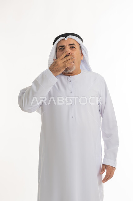 التثاؤب والتعب والشعور بالكسل والخمول، الإحساس بالإرهاق و الحاجه الى النوم والراحه, بورتريه لرجل كبير السن عربي خليجي اماراتي يرتدي الكندورة والغترة يضع يده على فمه بإيماءات تدل على النعاس, خلفية بيضاء