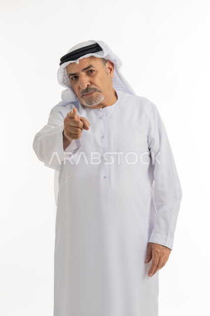 طلب التوقف عن فعل الأخطاء, بورتريه لرجل مسن عربي اماراتي خليجي يرتدي الكندورة و الغترة يرفع اصبع السبابة للاعلى لتحديد شخص ما ( أنت ), الشعور بالإنزعاج والرغبة بالإنتقام , إلقاء اللوم و الاتهام، ايماءات الغضب والعصبية، خلفية بيضاء