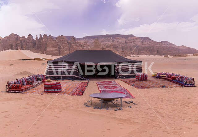 خيمة بدوية شعبية وسط الصحراء، قضاء أوقات ممتعة بالتخييم في صحاري المملكة العربية السعودية, جلسة بر شبابية، التضاريس والرمال الذهبية الناعمة في وقت النهار، مخيمات سياحية في المناطق البرية