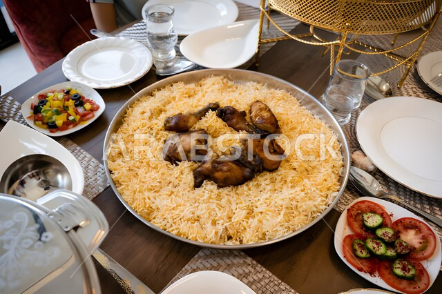 المأكولات العربية التقليدية الشعبية، طبق من ارز الكبسة بالدجاج، وصفات طعام صحية شهية لذيذة، وجبات المطبخ السعودي, رز بخاري بالدجاج, الرز البرياني مع الفروج المشوي
