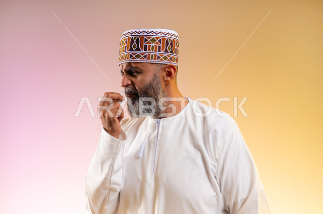 أجهزة استنشاق المخصصة للمرضى، مشاكل في الجهاز التنفسي، بورتريه مقرب لرجل مسن عربي خليجي عماني يرتدي الدشداشه والكمه  يحمل بيده جهاز الرذاذ الخاص بمرض الربو، المحافظة على ممر هوائي منتظم, خلفية ملونة