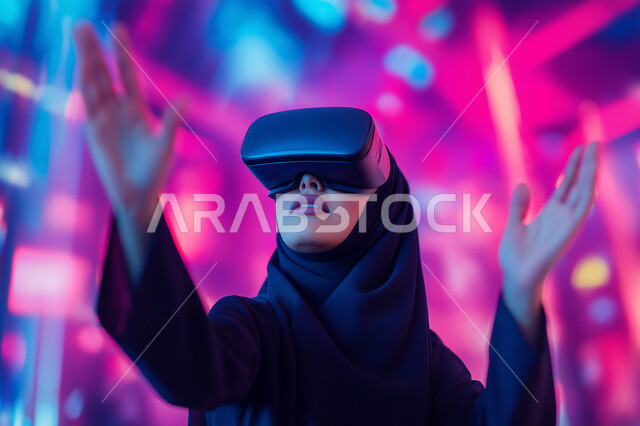 الاندماج والتفاعل مع العناصر الهولوجرامية، تقنيات حديثة الكترونية وأجهزة تكنولوجية، صورة مقربة لامرأة عربية خليجية سعودية محجبة ترتدي العباءة التقليدية تقف وترفع يدها للأعلى في محاولة للمس المكونات الخيالية، ارتداء نظارات الواقع الافتراضي الفي ار، خلفية ملونة