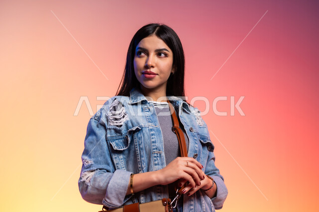 ملامح الانوثة والنعومة, ألبسة خليجية نسائية عصرية، بورتريه مقرب لامرأة عربية خليجية سعودية ، مفهوم الموضة والأناقة، عرض الأزياء والموديلات الحديثة، شراء الملابس والاكسسوارات الجديدة، خلفية ملونة