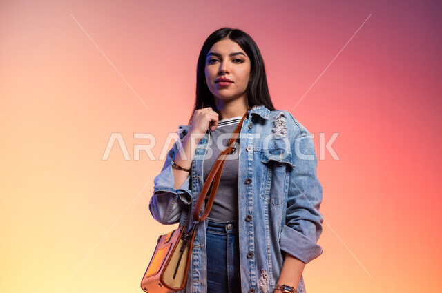 ملامح الانوثة والنعومة, ألبسة خليجية نسائية عصرية، بورتريه مقرب لامرأة عربية خليجية سعودية ، مفهوم الموضة والأناقة، عرض الأزياء والموديلات الحديثة، شراء الملابس والاكسسوارات الجديدة، خلفية ملونة