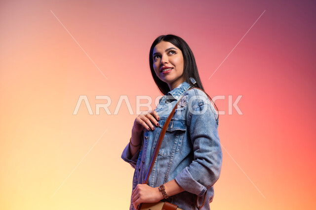 ملامح الانوثة والنعومة, ألبسة خليجية نسائية عصرية، بورتريه مقرب لامرأة عربية خليجية سعودية ، مفهوم الموضة والأناقة، عرض الأزياء والموديلات الحديثة، شراء الملابس والاكسسوارات الجديدة، خلفية ملونة