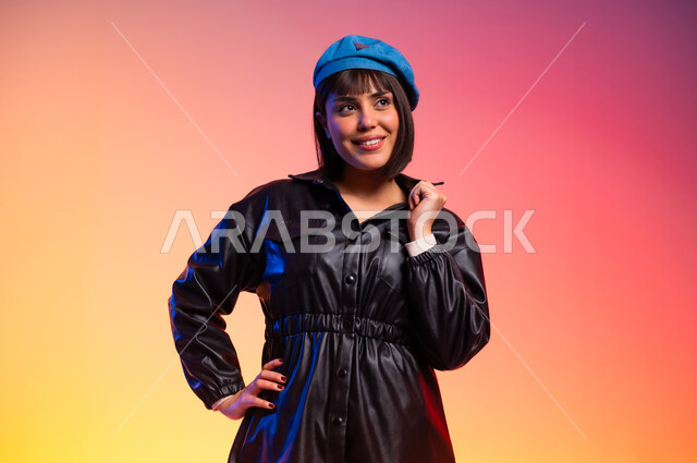 ملامح الانوثة والنعومة, ألبسة خليجية نسائية عصرية، بورتريه مقرب لامرأة عربية خليجية سعودية ، مفهوم الموضة والأناقة، عرض الأزياء والموديلات الحديثة، شراء الملابس والاكسسوارات الجديدة، خلفية ملونة