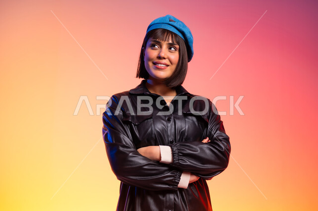 ملامح الانوثة والنعومة, ألبسة خليجية نسائية عصرية، بورتريه مقرب لامرأة عربية خليجية سعودية ، مفهوم الموضة والأناقة، عرض الأزياء والموديلات الحديثة، شراء الملابس والاكسسوارات الجديدة، خلفية ملونة