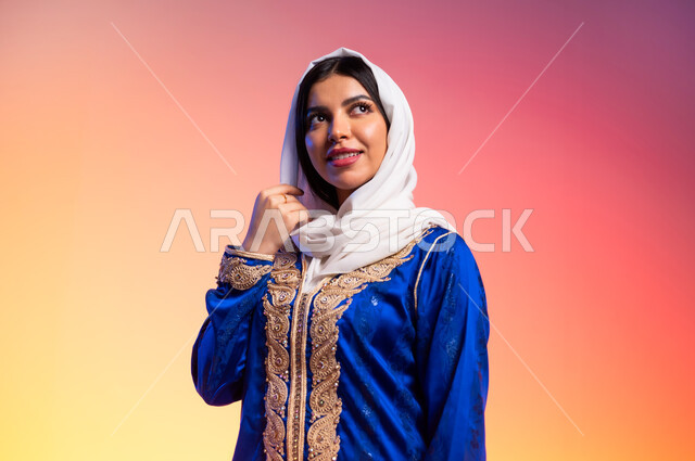 ملامح الانوثة والنعومة, ألبسة خليجية نسائية عصرية، بورتريه مقرب لامرأة عربية خليجية سعودية ، مفهوم الموضة والأناقة، عرض الأزياء والموديلات الحديثة، شراء الملابس والاكسسوارات الجديدة، خلفية ملونة