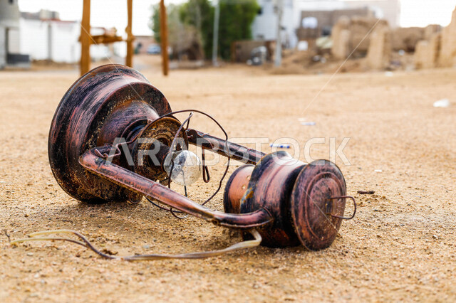 تصوير مقرب لمصباح اثري صدئ ، مصباح عربي تقليدي قديم على الارض