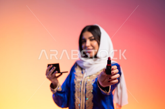 ملامح الانوثة والنعومة, ألبسة خليجية نسائية عصرية، بورتريه مقرب لامرأة عربية خليجية سعودية ، مفهوم الموضة والأناقة، عرض الأزياء والموديلات الحديثة، شراء الملابس والاكسسوارات الجديدة، خلفية ملونة